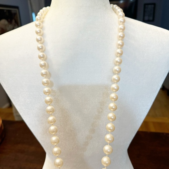 Beautiful Faux Pearl Vintage Necklace Hand-knotted Beaded - Picture 2 of 6